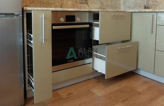 встроенная глянцева Г-образная кухня с белым верхом и серым низом по индивидуальному размеру 