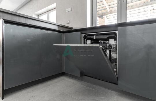 Угловая кухня под дерево с подсветкой и барной стойкой 