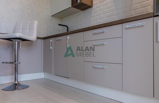 Светлая матовая акриловая кухня с барной стойкой на заказ 