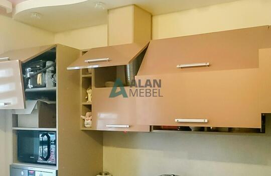 бежевая угловая кухня из пластика с ручками по индивидуальному размеру в минске 