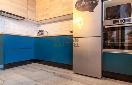 Встроенная кухня под дерево с островом в стиле лофт 