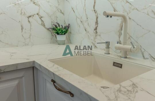 Классическая кухня из массива ясеня 