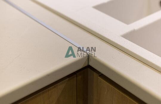 угловая акриловая кухня и ДСП под дерево в светлых отттенках и современном стиле на заказ 