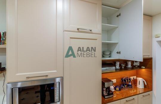 Кухня в частный дом в классическом стиле бежевого цвета с рамочными фасадаи на заказ 