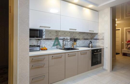 прямая встроенная кухня с глянцевыми фасадами в светлых оттенках 