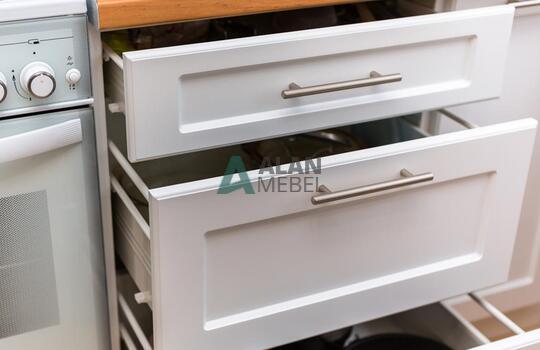 угловая кухня белого цвета с рамочными фасадами и стеклом на заказ 