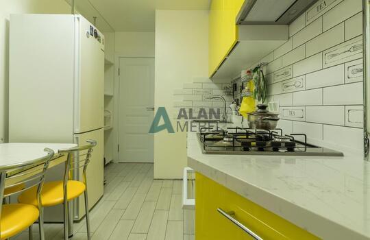 Желтая кухня без ручек со встроенной техникой 