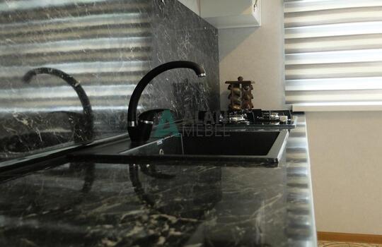 белая кухня с рамочными фасадами из МДФ со шпоном ясеня и столешницей под черный камень 