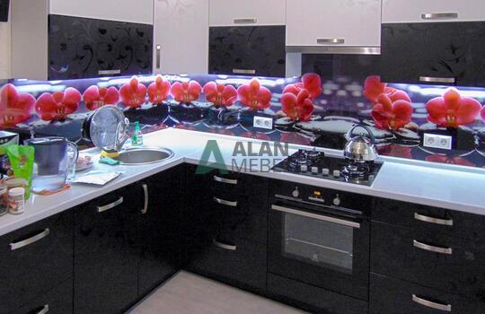 Угловая пластиковая кухня с фотоскинали на заказ в минске 