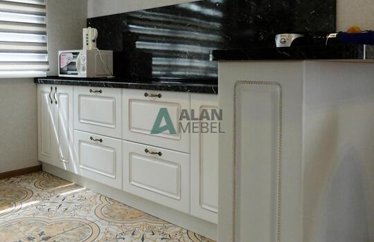 белая кухня с рамочными фасадами из МДФ со шпоном ясеня и столешницей под черный камень 