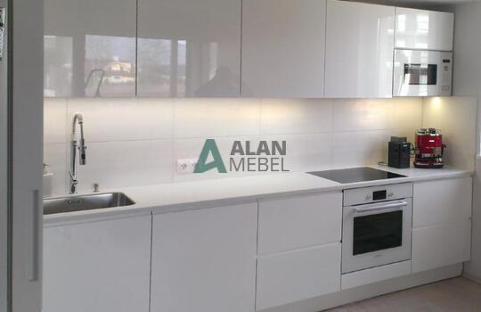 прямая кухня с глянцевыми белыми фасадами без ручек по индивидуальному размеру 