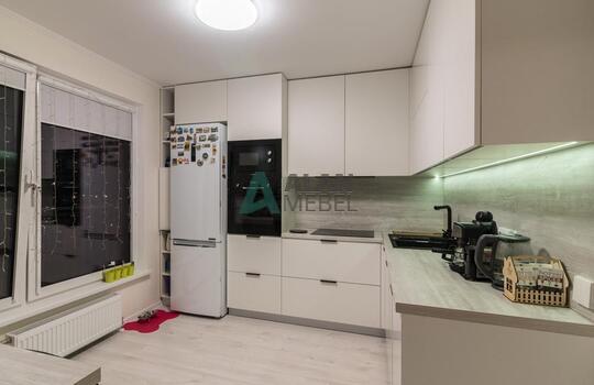 Угловая светлая кухня с фасадами из древесно стружечной плиты EGGER с доставкой в Минске 