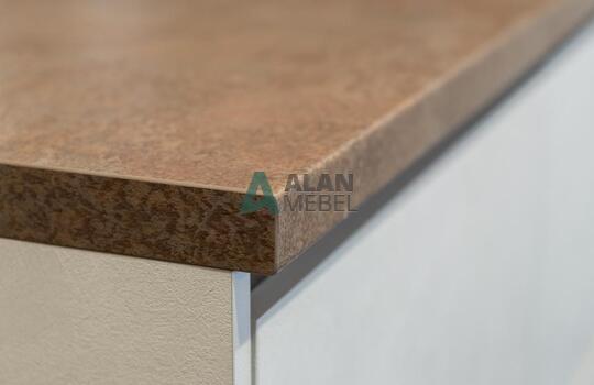 Белая кухня без ручек со встроенной техникой 