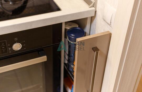 прямая встроенная кухня с глянцевыми фасадами в светлых оттенках 