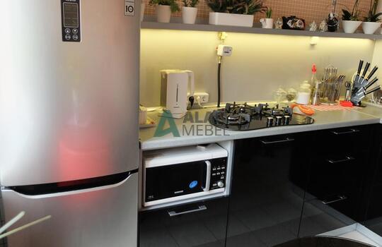 черная кухня из пластика в маленькую кухню на заказ по размерам 