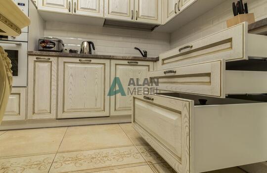 Угловая кухня из массива ясеня с патиной по индивидуальным размерам 