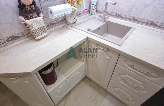 маленькая угловая кухня в классическом стиле в светлых оттенках по индивидуальному размеру 