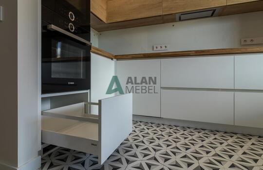 Современная угловая кухня до потолка 