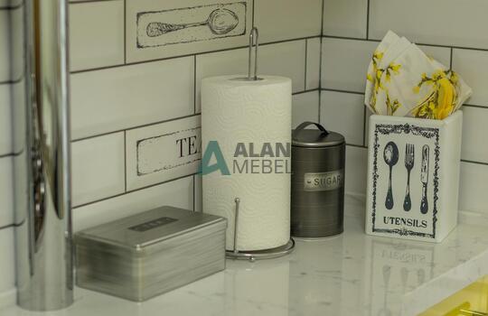 Желтая кухня без ручек со встроенной техникой 