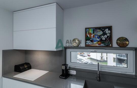 Угловая матовая кухни с акриловыми фасадами Rehau 