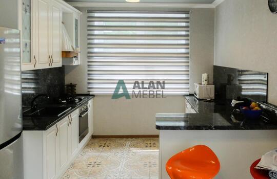 белая кухня с рамочными фасадами из МДФ со шпоном ясеня и столешницей под черный камень 