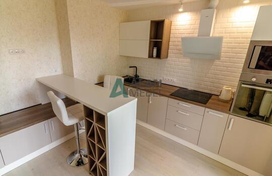 Светлая матовая акриловая кухня с барной стойкой на заказ 