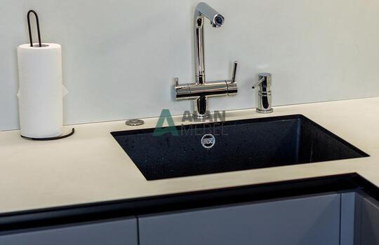 Современная угловая кухня с барной стойкой 