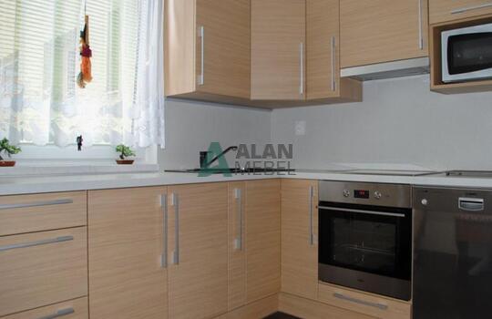 Бежевая кухня под окно угловая с фасадами из древесно стружечной плиты 