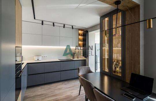 Современная угловая кухня с барной стойкой 