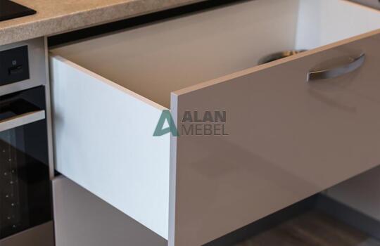 угловая глянцевая акриловая кухня светлого оттенка на заказ 