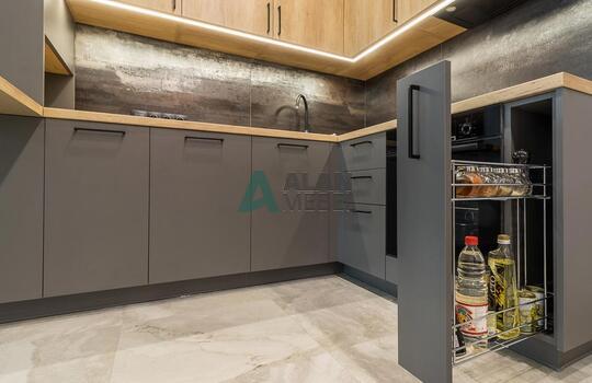 Современная угловая кухня с барной стойкой 