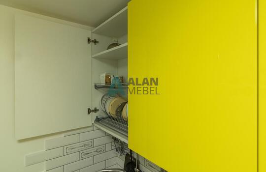 Желтая кухня без ручек со встроенной техникой 