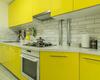 Желтая кухня без ручек со встроенной техникой