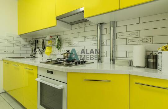 Желтая кухня без ручек со встроенной техникой 