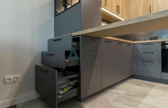 Современная угловая кухня с барной стойкой 