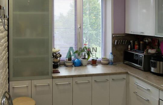 Белая угловая кухня из пластика с ручками на заказ в минске 