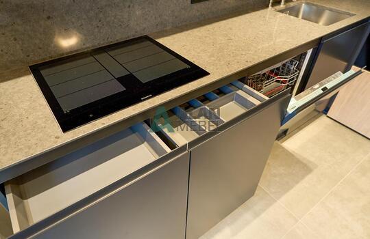 Современная кухня из шпона дуба, фасады шпон дуба и МДФ крашенный  