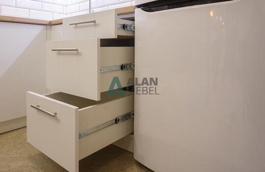 Акриловая кухня бежевого цвета с деревянной столешницей и барной стойкой на заказ 