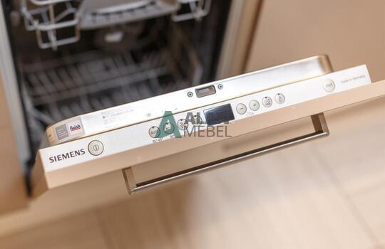 прямая встроенная кухня с глянцевыми фасадами в светлых оттенках 