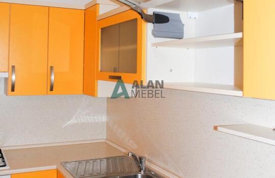угловая кухня с матовыми фасадами из пластика оранжевого цвета и светлой столешницей на заказ 