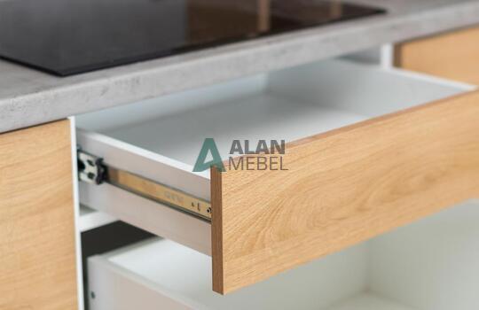 Кухня современная угловая с белым верхом и бежевым низом без ручек по индивидуальному размеру 