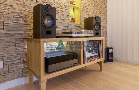 Тумба под аппаратуру из массива