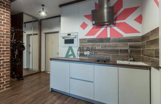 Белая кухня без ручек со встроенной техникой 