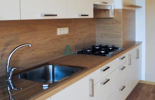 бежевая прямая кухня с фасадами под дерево с ручками по индивидуальному размеру на заказ 