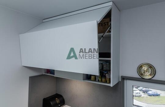 Угловая матовая кухни с акриловыми фасадами Rehau 