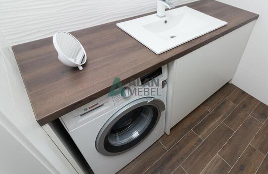 Кухня современная угловая с белым верхом и бежевым низом без ручек по индивидуальному размеру 