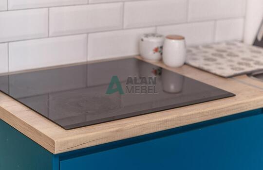 Встроенная кухня под дерево с островом в стиле лофт 