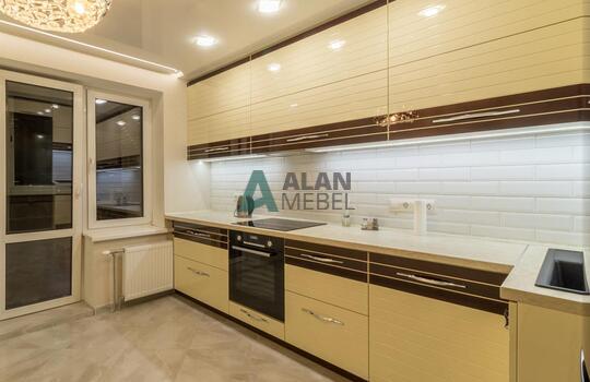 Стильная угловая кухня кухня, фасады МДФ глянцевый со вставками из натурального шпона под лаком 
