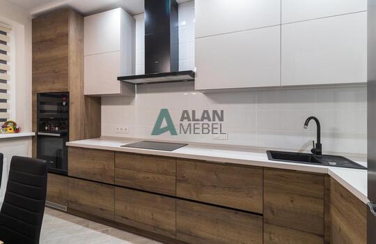 Угловая кухня под дерево без ручек с матовыми фасадами 