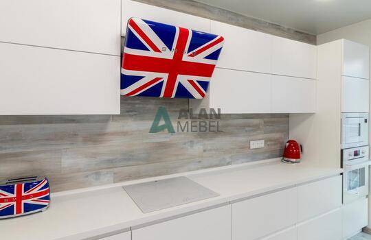 Угловая светлая кухня с матовыми фасадами из МДФ, без ручек 